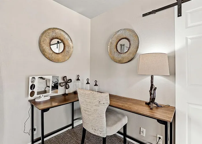 Large And Unique With A Private Hot Tub And Fire Pit With View Of Mt. Eldon Holiday home