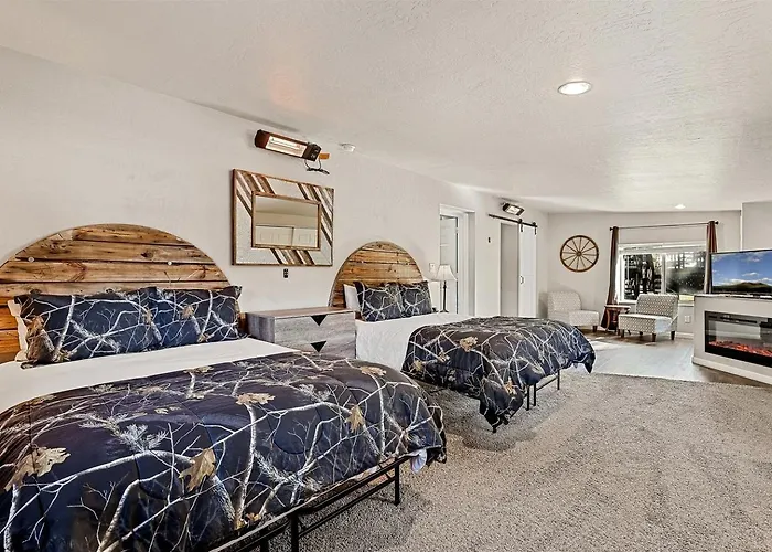 Holiday home Large And Unique With A Private Hot Tub And Fire Pit With View Of Mt. Eldon