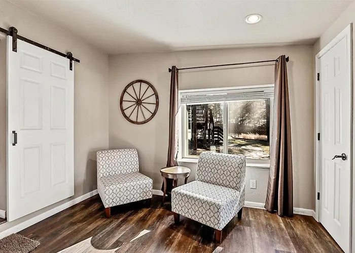 Large And Unique With A Private Hot Tub And Fire Pit With View Of Mt. Eldon