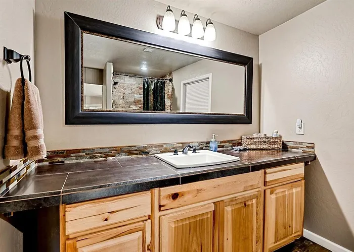 Holiday home Large And Unique With A Private Hot Tub And Fire Pit With View Of Mt. Eldon