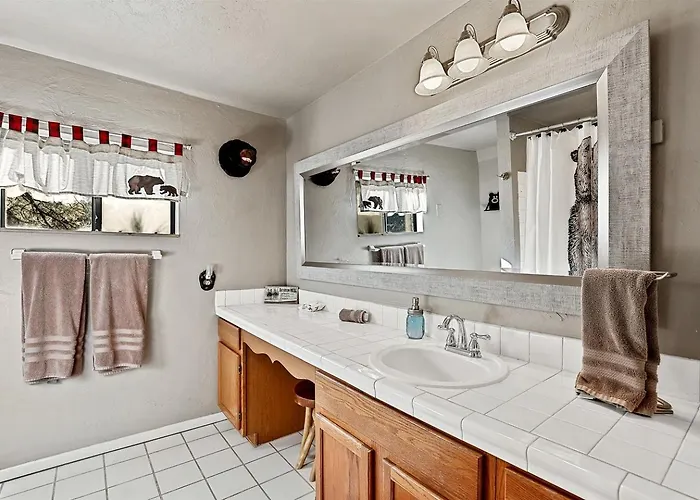 Large And Unique With A Private Hot Tub And Fire Pit With View Of Mt. Eldon Holiday home *